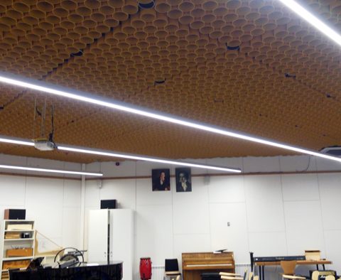 Hilera de luminaria led en el auditorio